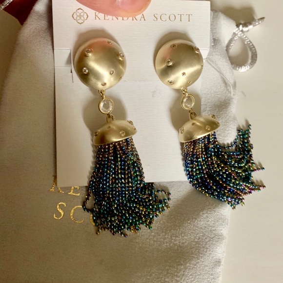 Kendra Scott Sue Tassel Clip-on Earrings in Gold - Picture 8 of 8